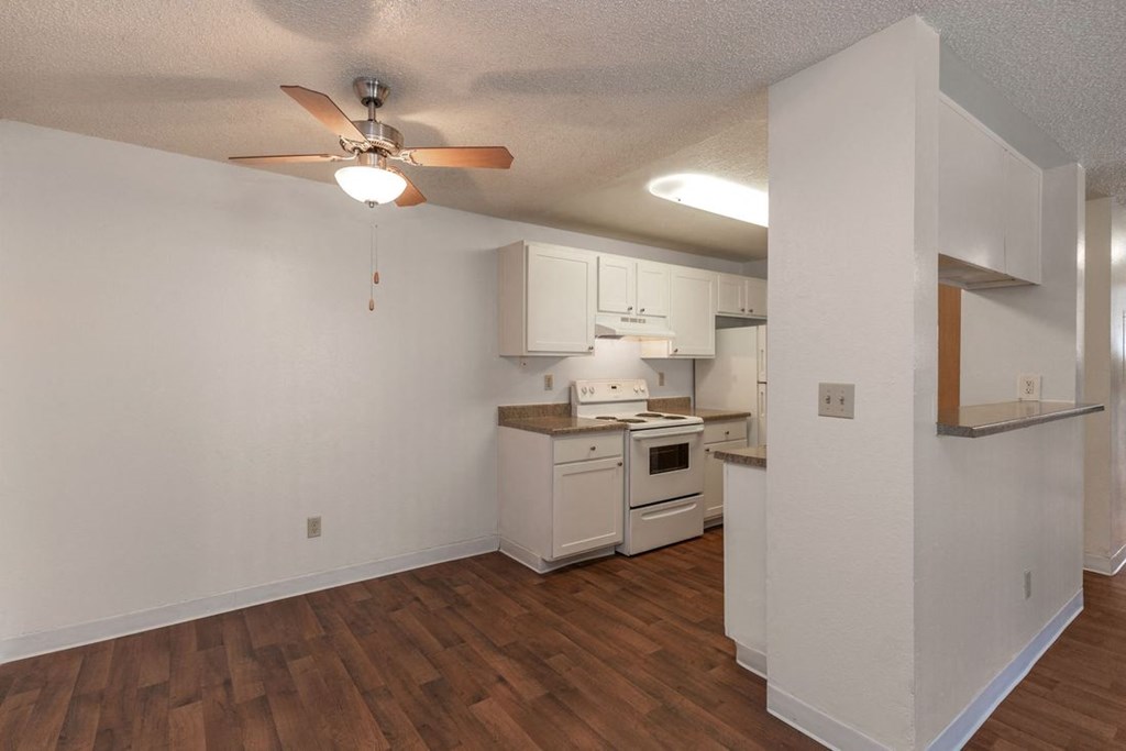 Silver Shadow Apartments spacious dining and kitchen area