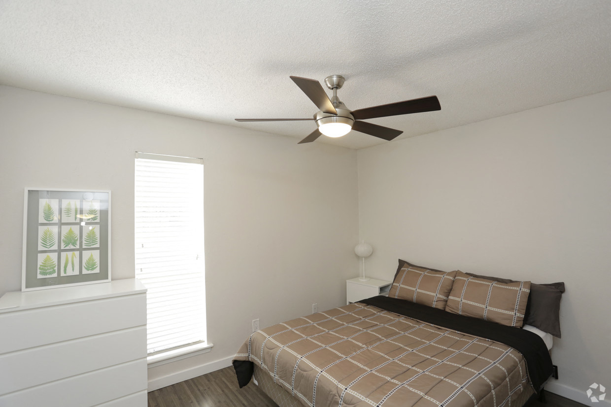 Soco at Alpine bedroom with decor