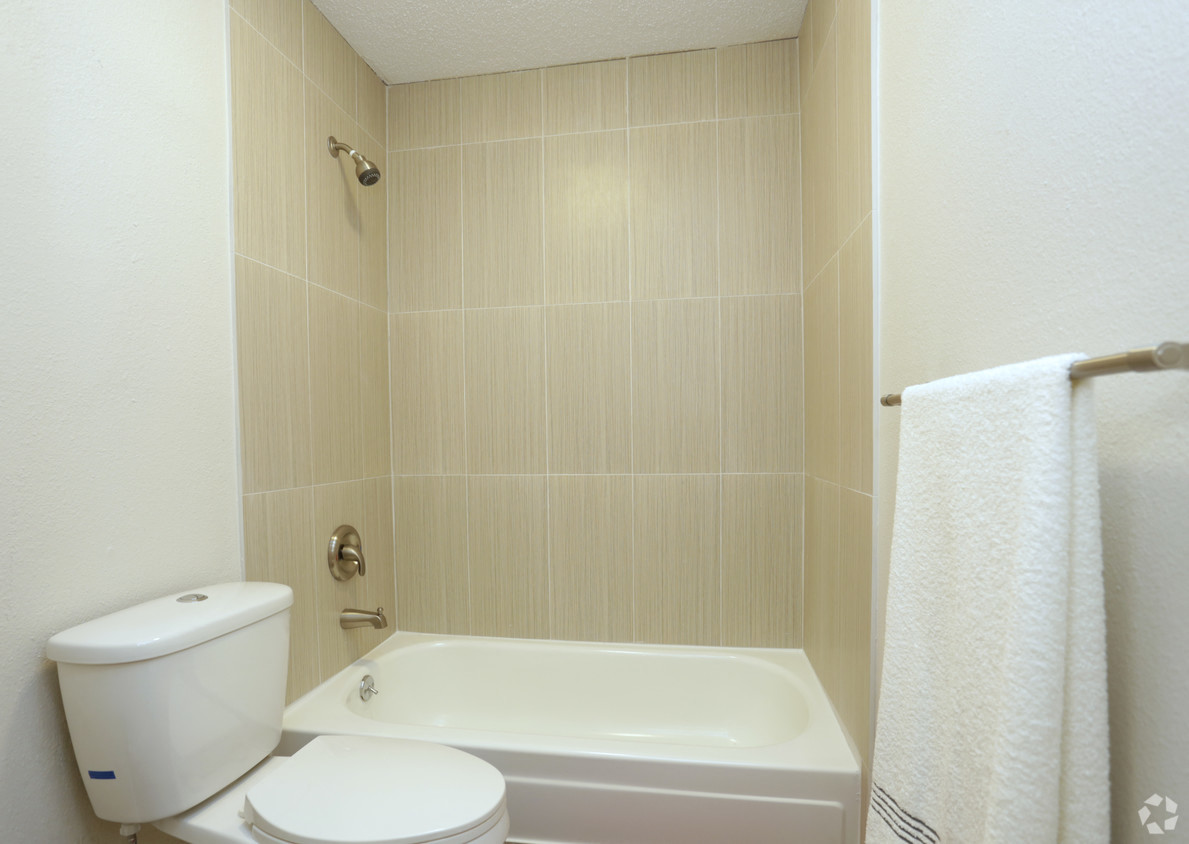 Soco at Alpine Bathroom Toilet and tub shower 