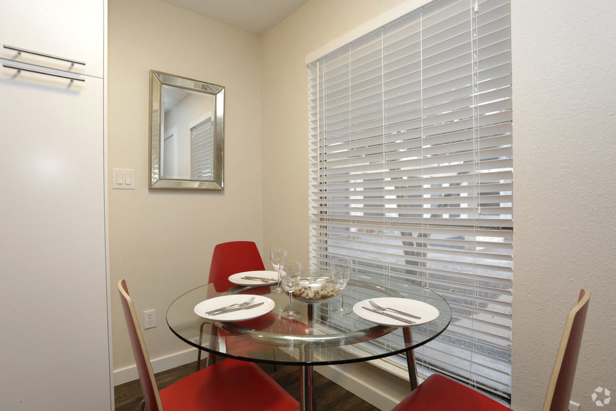 Soco at Alpine Dining Area with decor