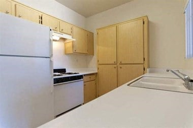 415 Country Club Drive 1-2 Beds Apartment for Rent - Photo Gallery 1