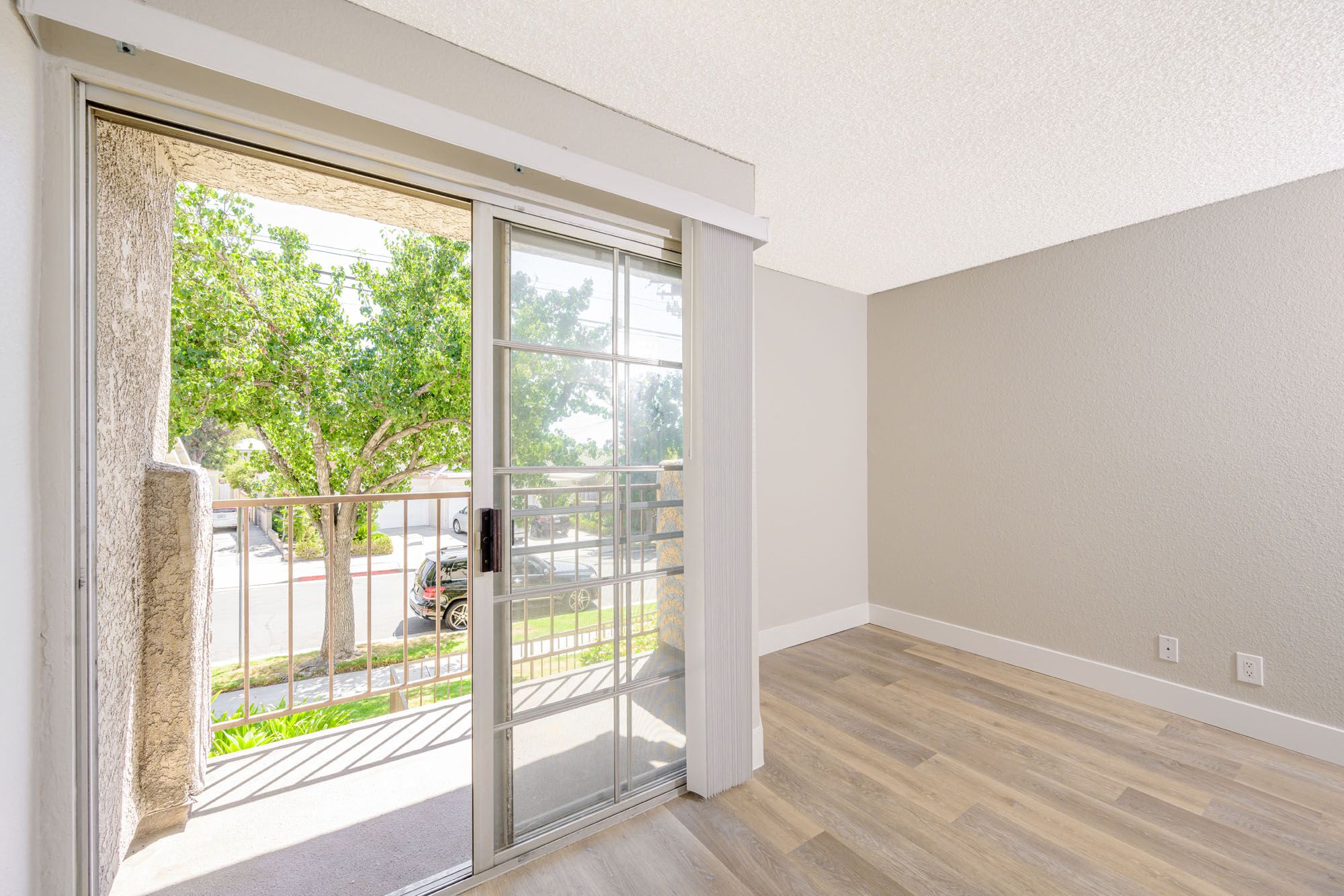 1435 Stanley Ave 1 Bed 1 Bath Balcony