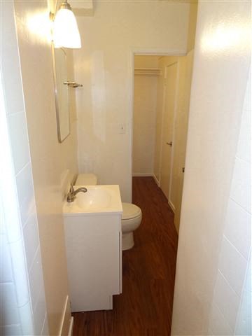 Moana Vista Studio Bathroom Hallway