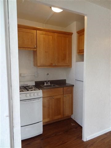 Moana Vista Studio Kitchen Hallway Small