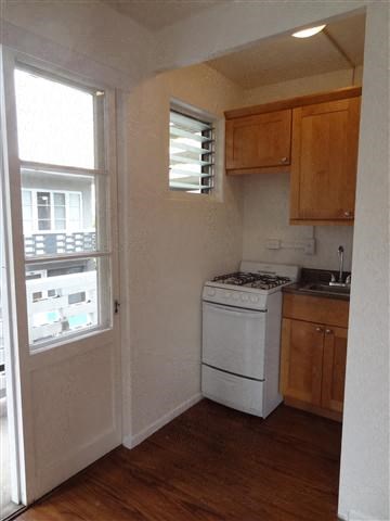 Moana Vista Studio Kitchen Hallway