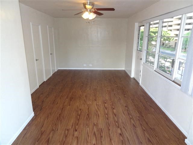 Moana Vista Studio Living Area with windows and ceiling fan