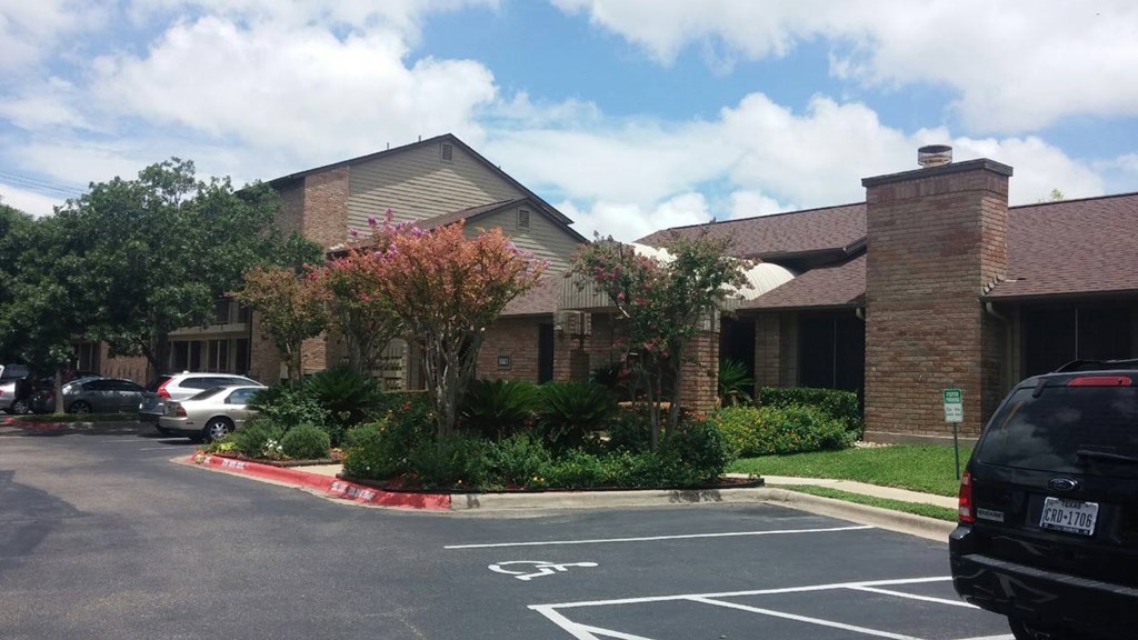 Trails of Walnut Creek parking lot and exterior buildings