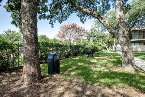 Courtyards of Roses Apartments yard