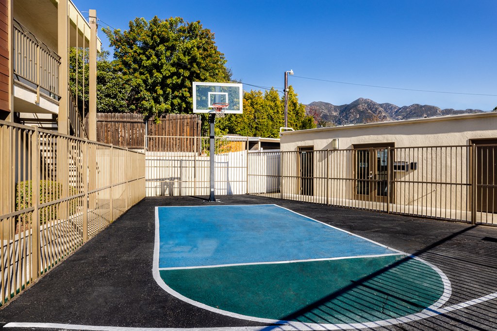 Apartment for rent in La Crescenta with basketball court