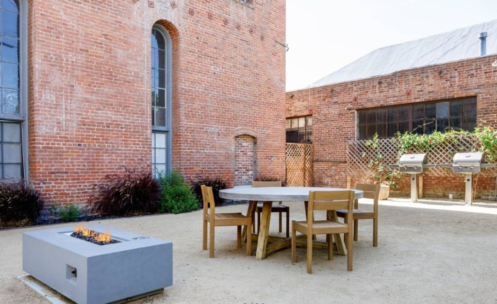 The Villa Elaine Outdoor Fire Put