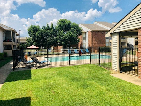 TrinityPark_LawnAndPool