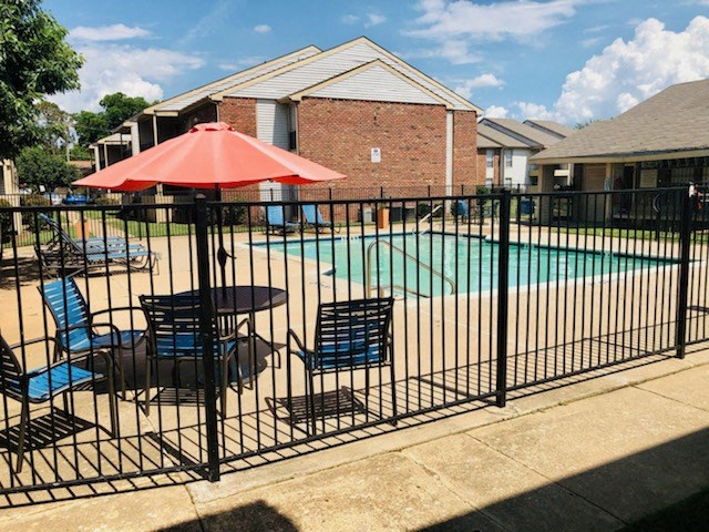 TrinityPark_PoolAreaWithTables