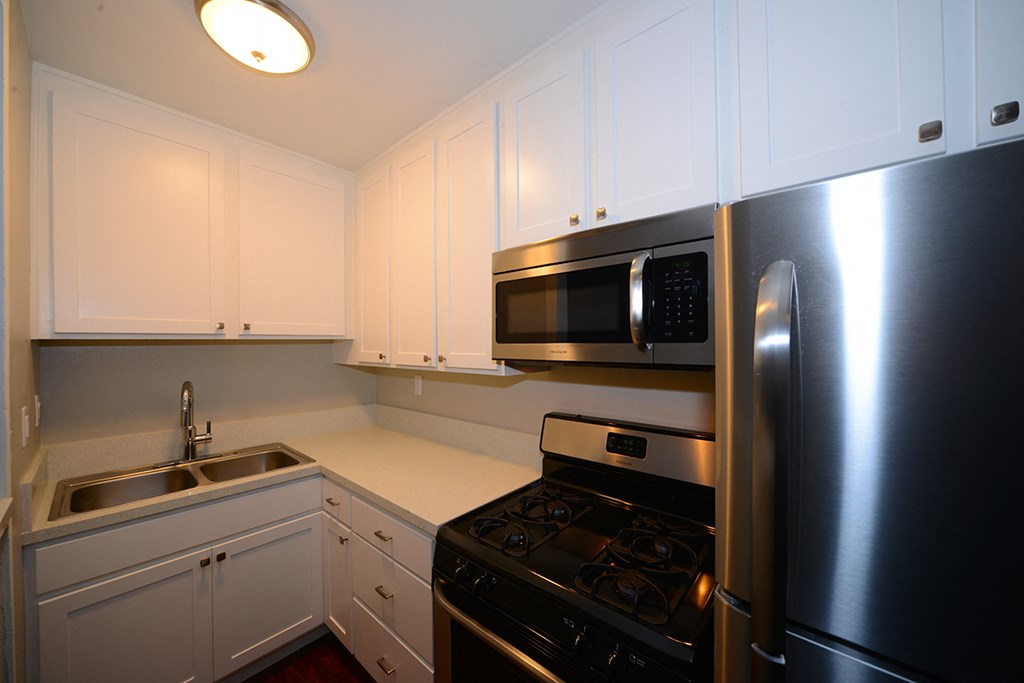 University Gardens kitchen with appliances