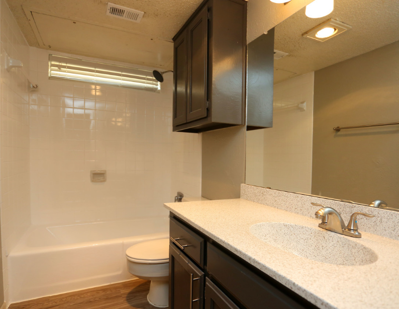 Meadow Green Apartments bathroom