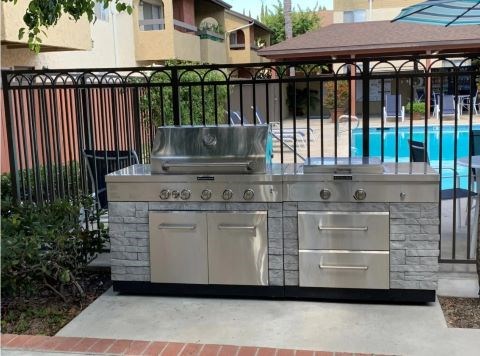 A built in BBQ with a grill and oven.