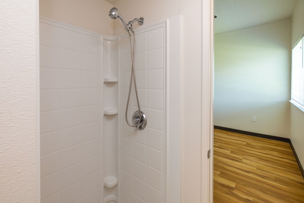 Wakea Garden Apartments shower