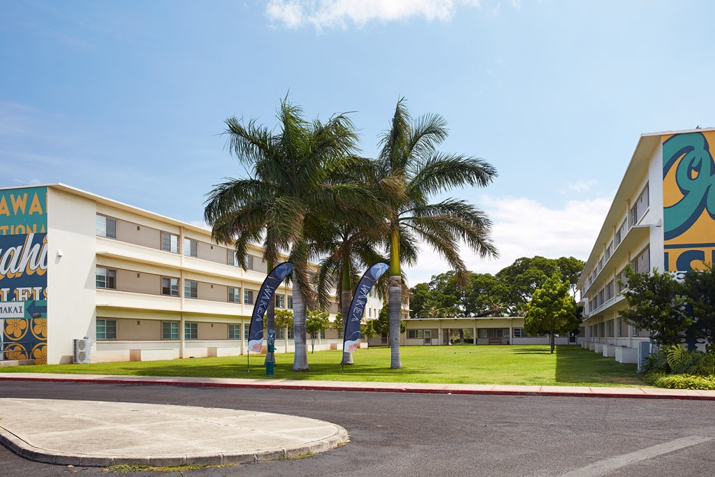 WakeaGardens_Exterior_GrassyCourtyardAndPalmTrees