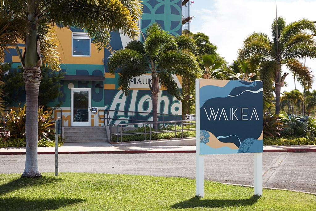 WakeaGardens_Exterior_WakeaSignageAndAlohaPaintingNearEntrance