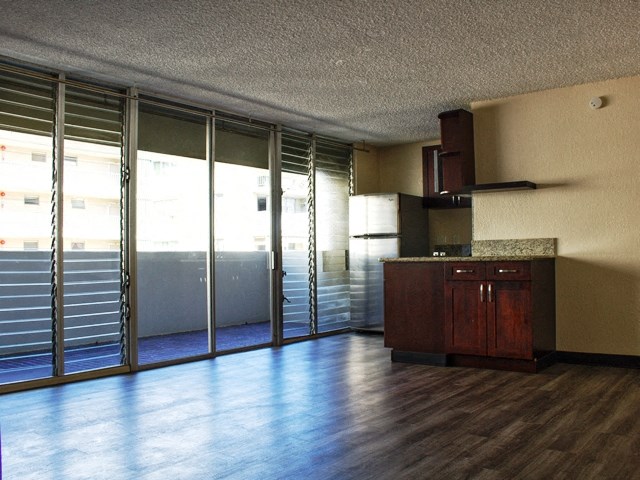 Waikiki Walina Apartments living and kitchen area