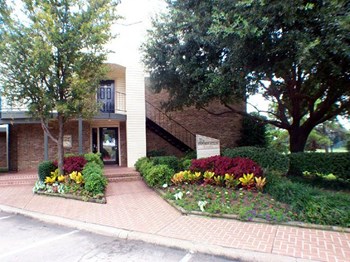 Meadow Green Apartments exterior building Meadow Green Apartments exterior building - Photo Gallery 4