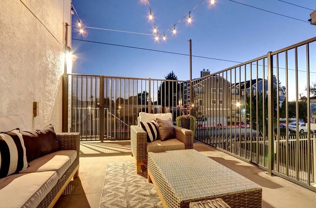 Westchester Apartments lounge chairs