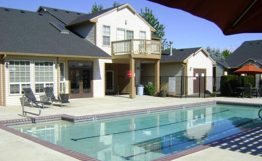 Yakima, WA Englewood Garden Villas Apartments pool area - Photo Gallery 1