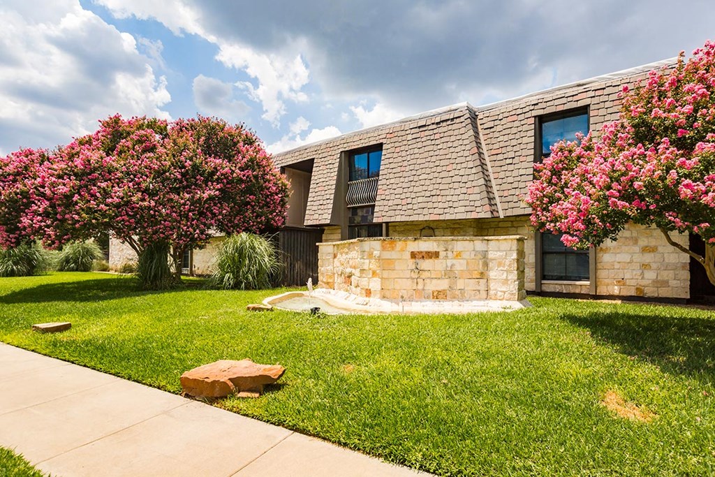 LaVita on Lovers Lane exterior building