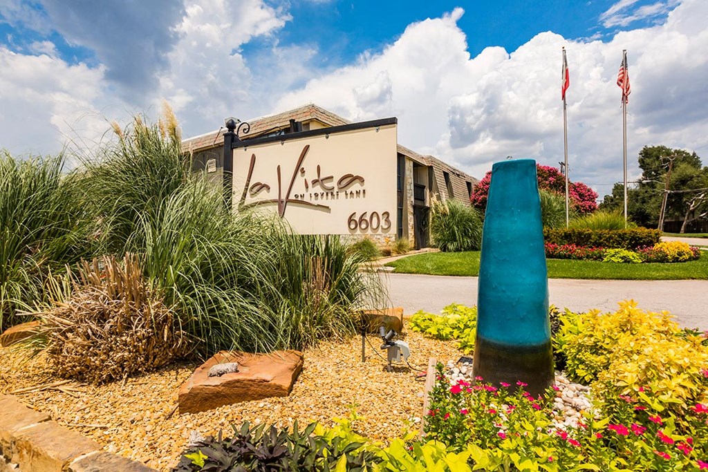 LaVita on Lovers Lane signage