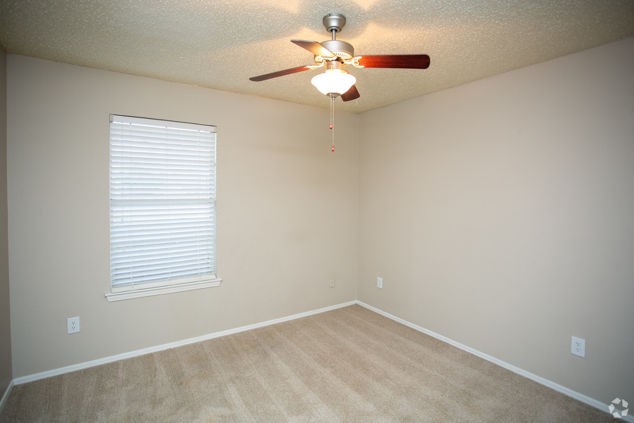 Bedford Oaks Apartments dining area