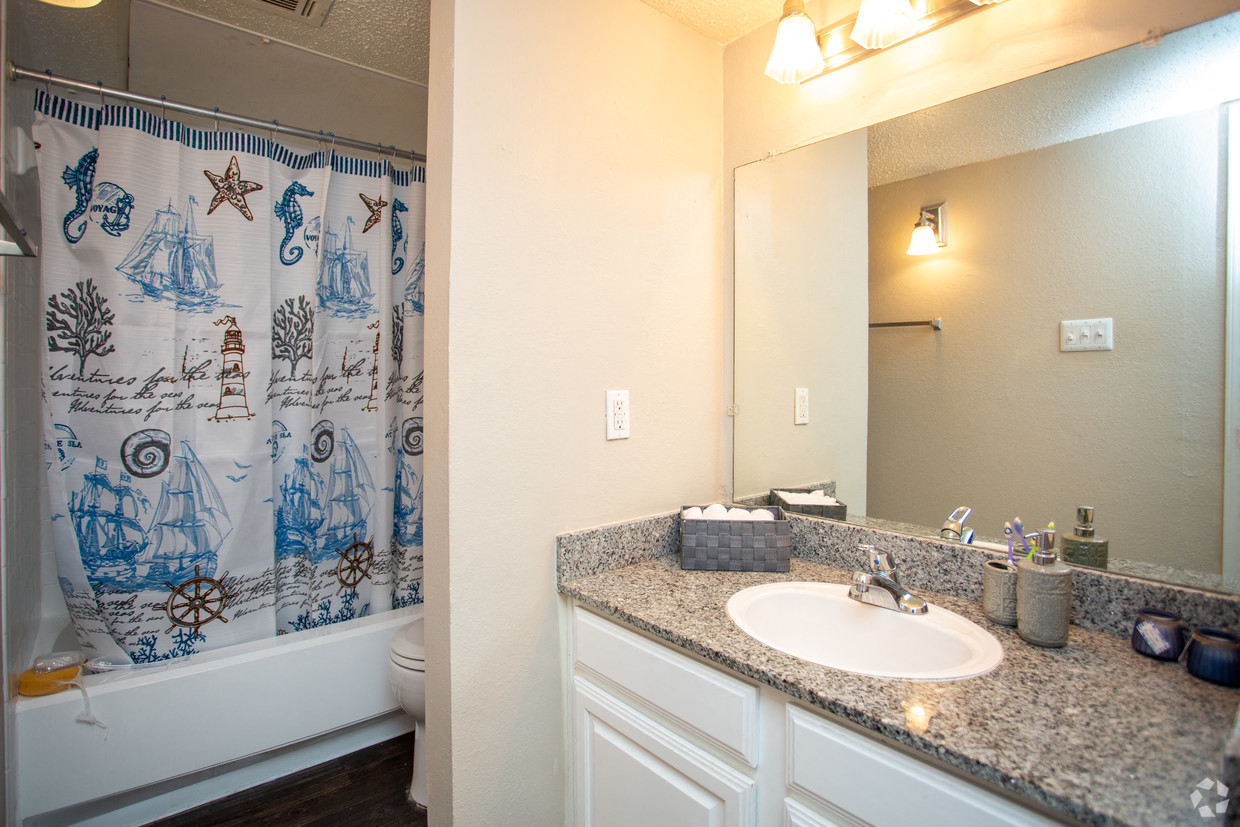 Bedford Oaks Apartments bathroom