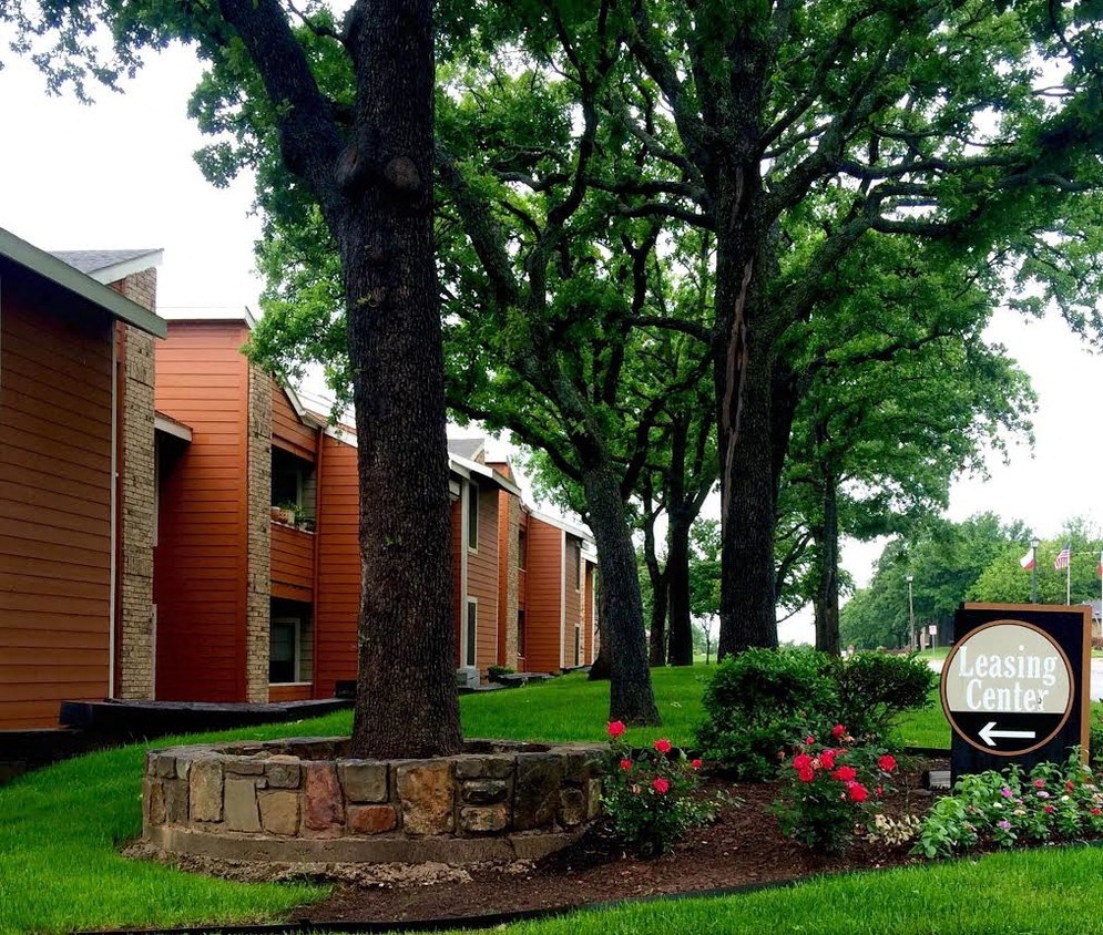 Bedford Oaks Apartments exterior building and yard