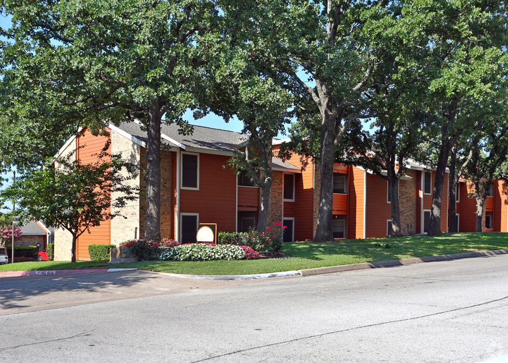 Bedford Oaks Apartments exterior building