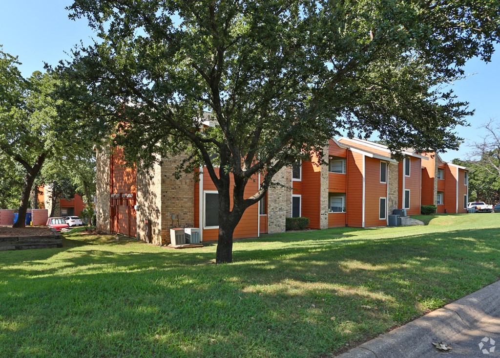 Bedford Oaks Apartments exterior building and yard
