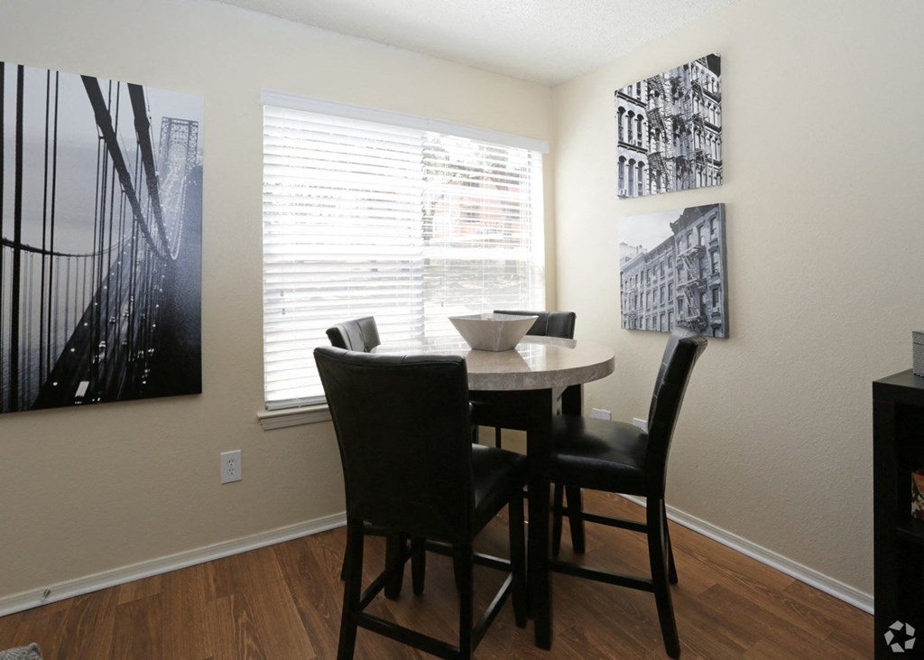 Bedford Oaks Apartments dining area