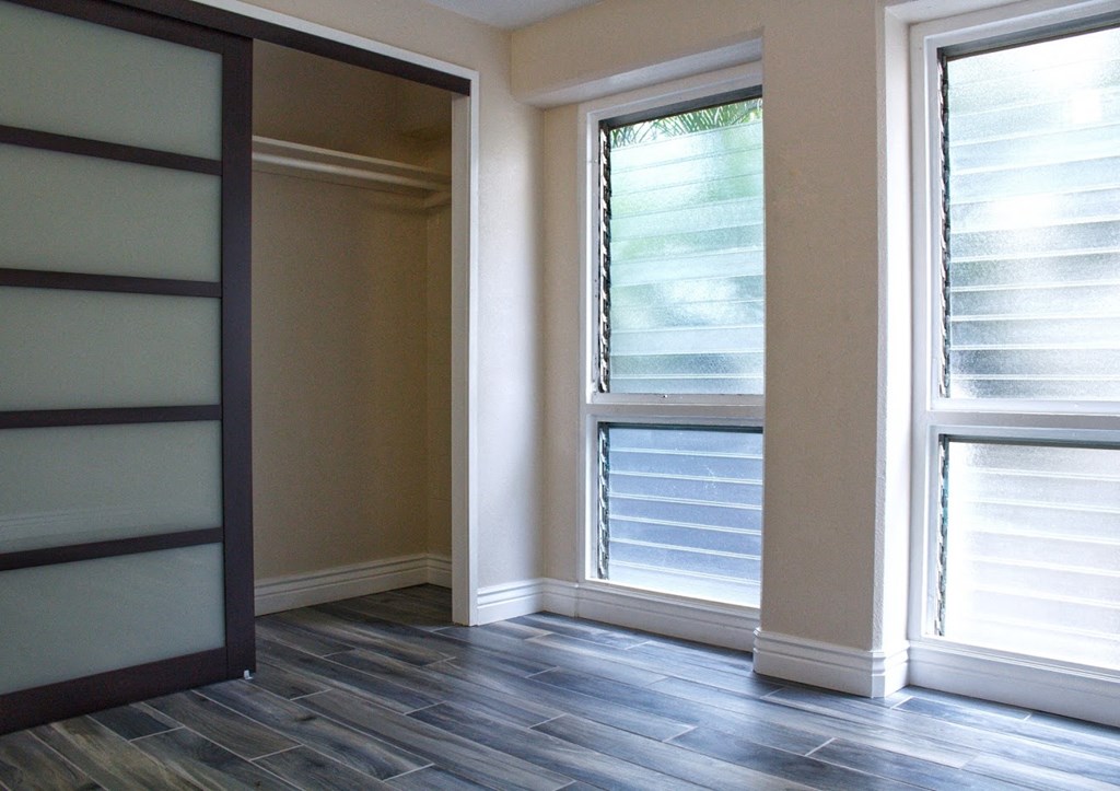Napili Towers bedroom with closet
