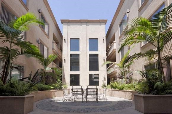 The Plaza on California Courtyard