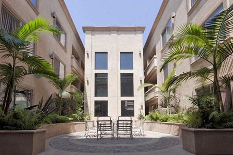 The Plaza on California Courtyard