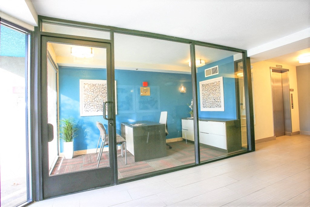 4250 Coldwater Canyon lounge