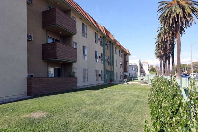 Ellendale Arms grass lawn