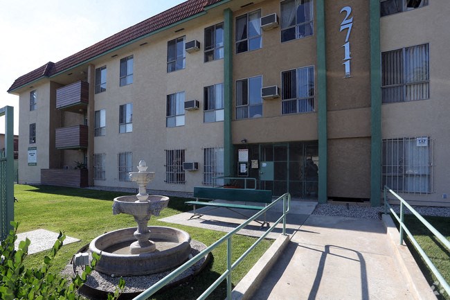 Ellendale Arms exterior fountain area