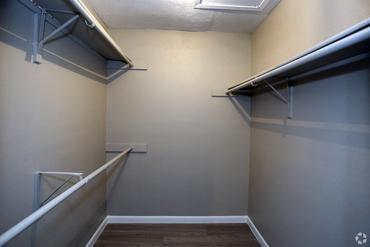 Fielders Crossing Spacious Closet