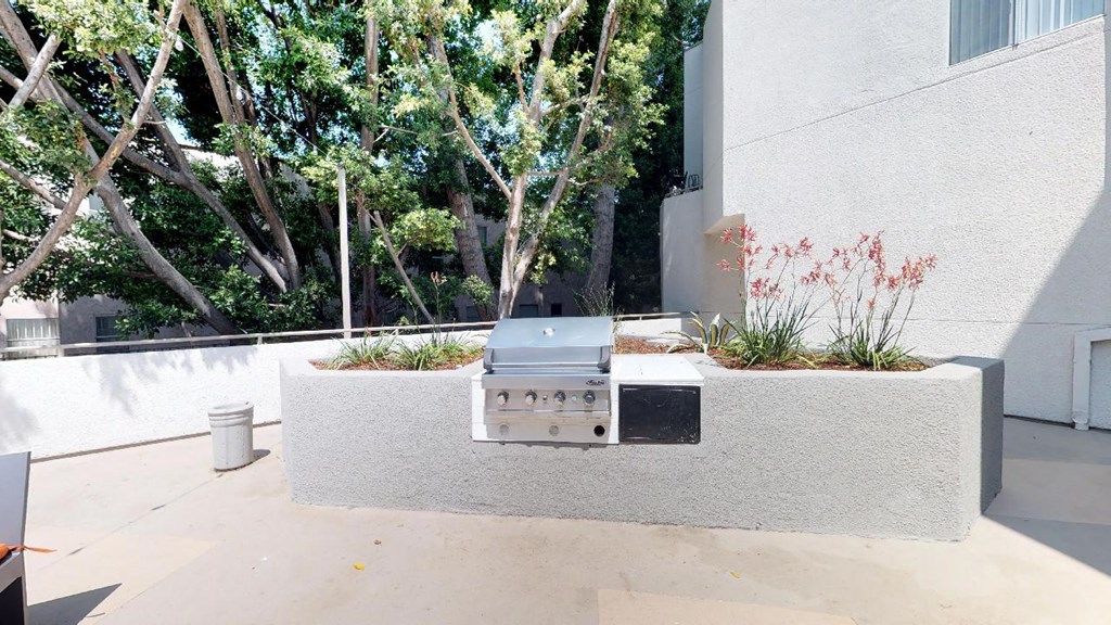 5119 Maplewood - exterior planter