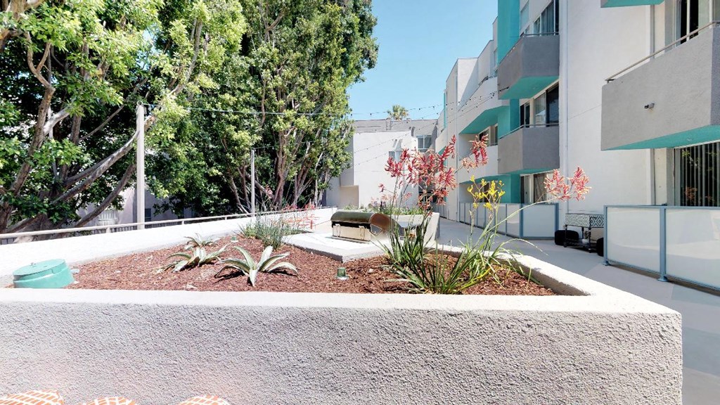 5119 Maplewood - exterior planter