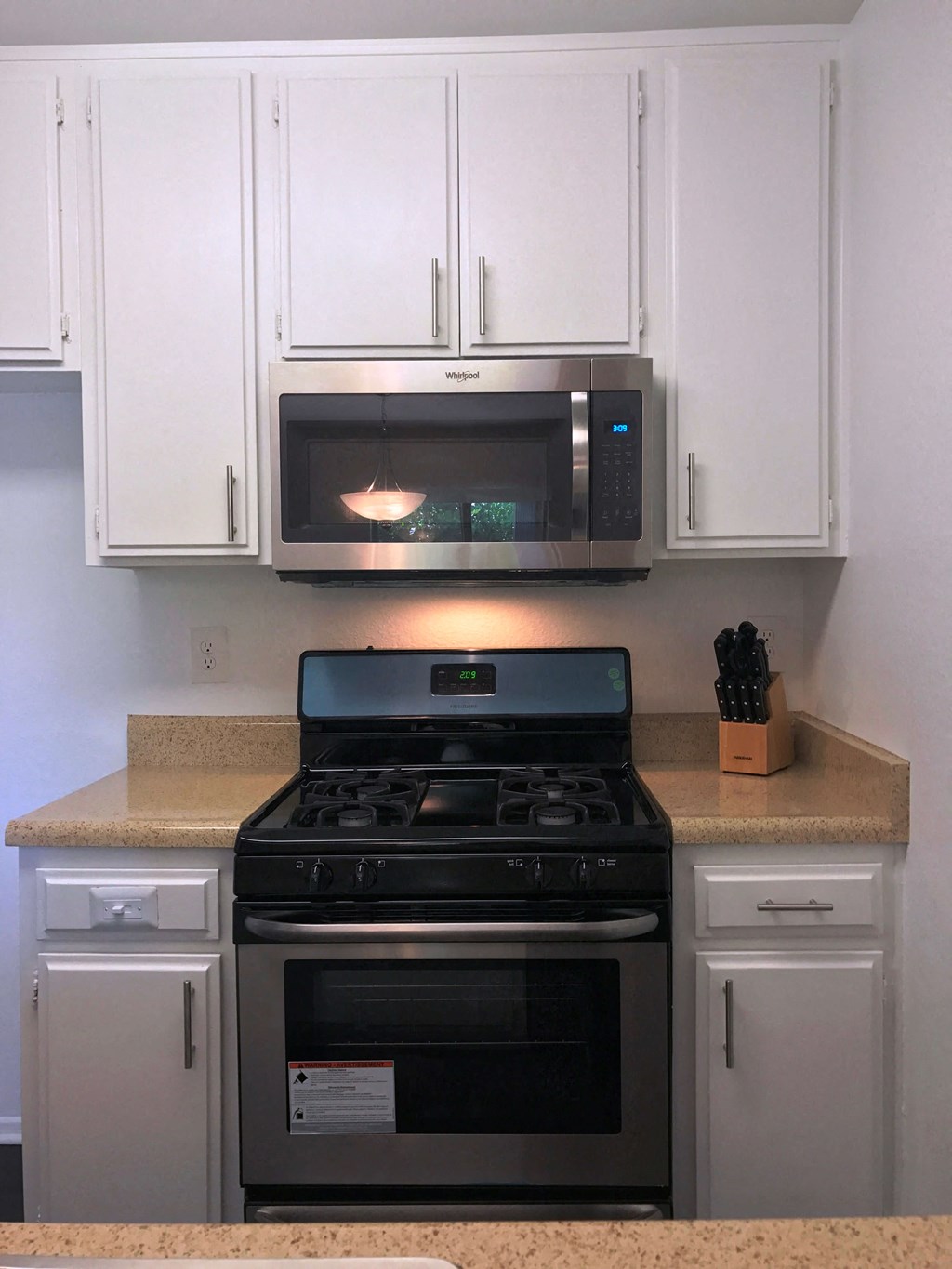 Woodman Lassen Apartments kitchen oven and stove