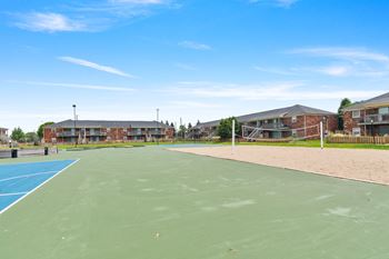 basketball court at the whispering winds apartments in pearland, tx