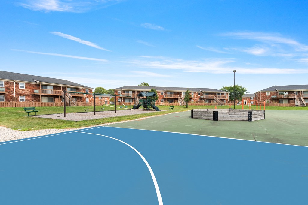 an outdoor basketball court at the whispering winds apartments in pearland, tx