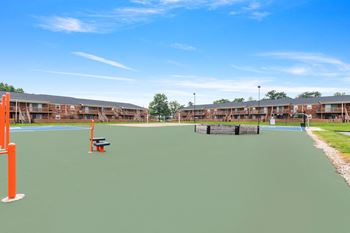 a tennis court at the whispering winds apartments in pearland, tx