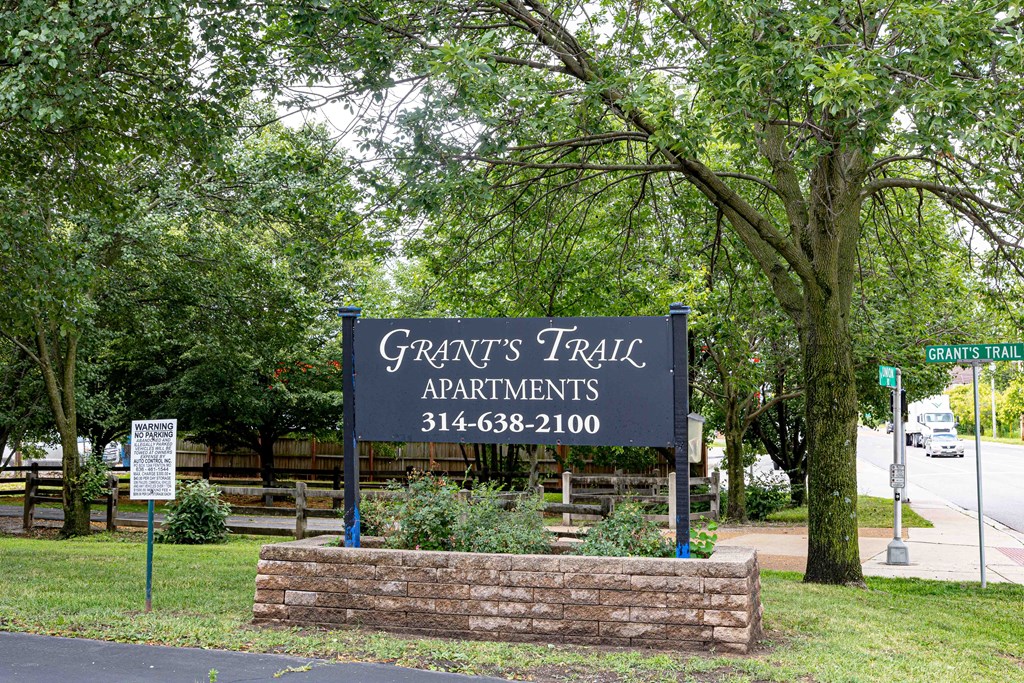 a sign that says greats trail apartments