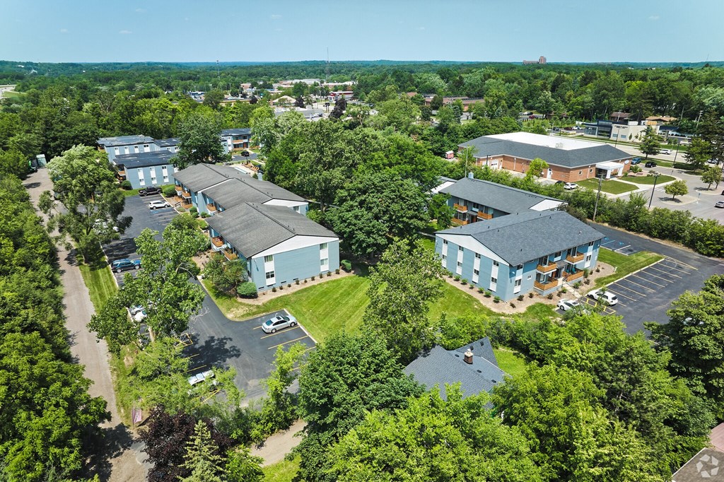 additional photo for property listing at chic digs with room to stretch out in the village 22 car