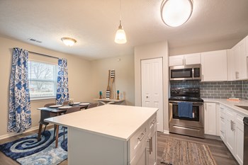 Meridian Court South | Indianapolis, IN - Photo Gallery 5